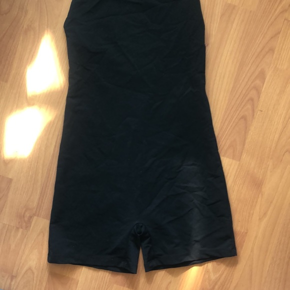 Highneck stretchy shorts romper - Picture 4 of 8